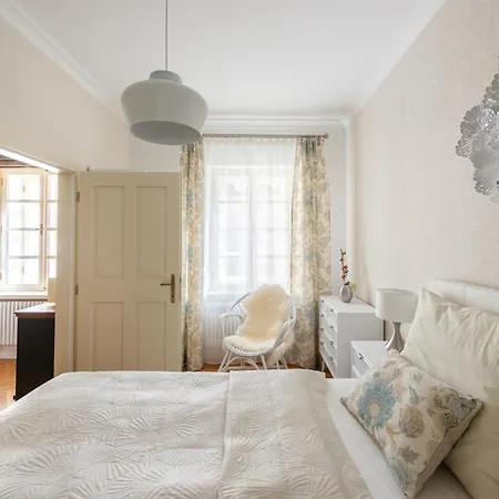 Romantic Flat Valdstejnska شقة *