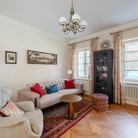 Romantic Flat Valdstejnska شقة